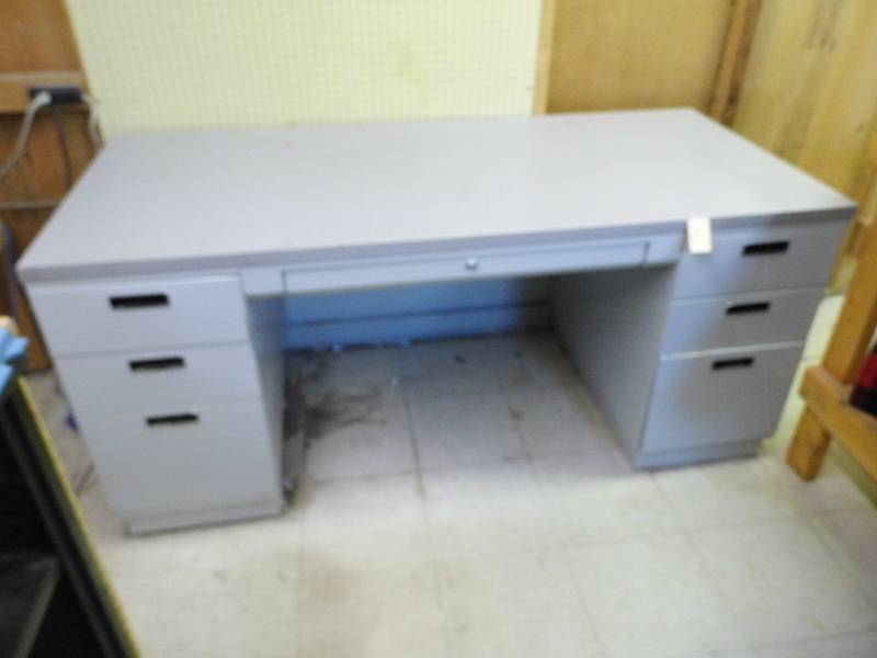 lot 39 image: Steel Desk