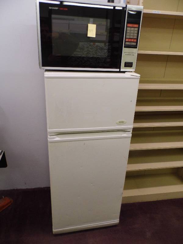 lot 49 image: Fridge & Microwave