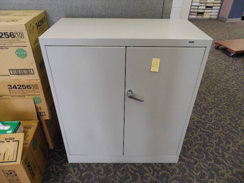 lot 69 image: Metal Cabinet - Tennsco