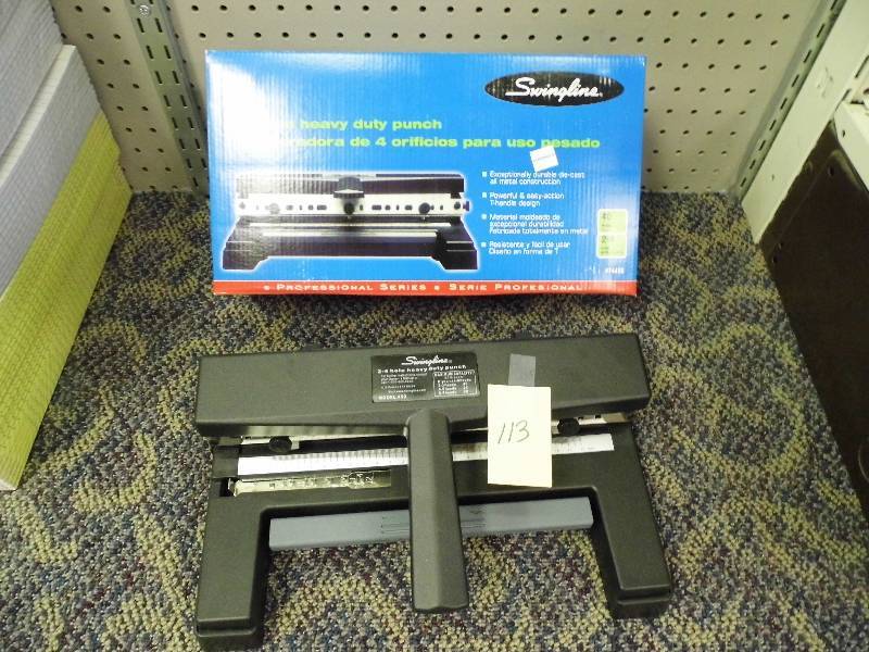 lot 113 image: Swingline 4 Hole Heavy Duty Punch