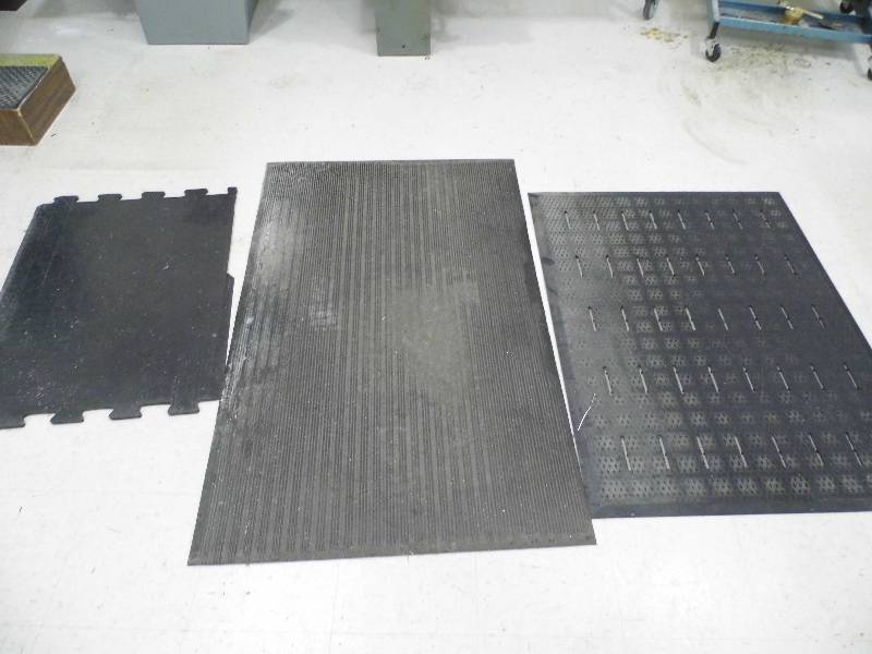 lot 162 image: 3 Anti Fatigue Mats