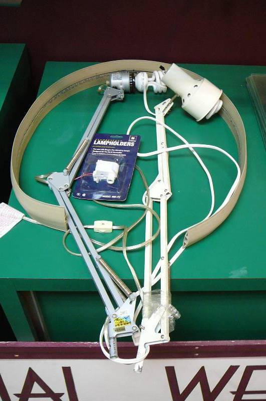 lot 22 image: Adjustable lamp heads, Olegrand wire Holder, single pin florescent holders