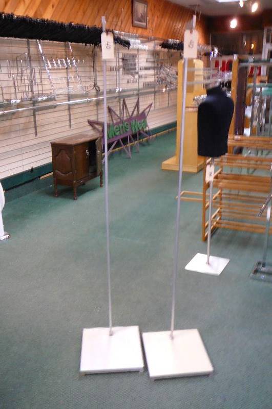 lot 40 image: Display Racks