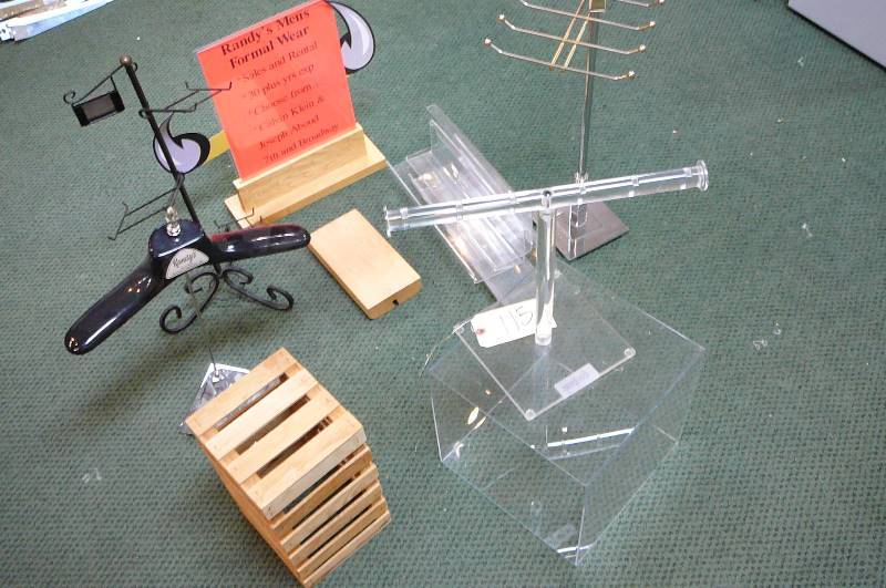 lot 115 image: Display Accessories