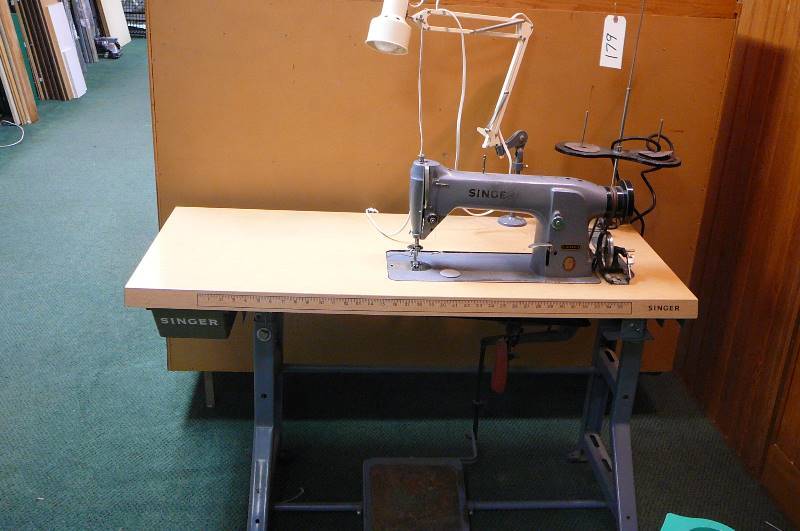 lot 179 image: Vintage Sewing Machine & Stand