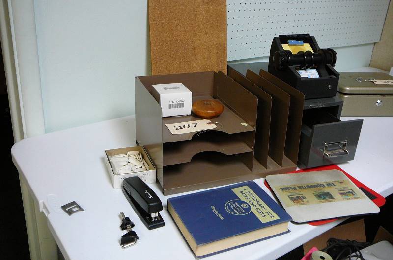 lot 207 image: Office Items