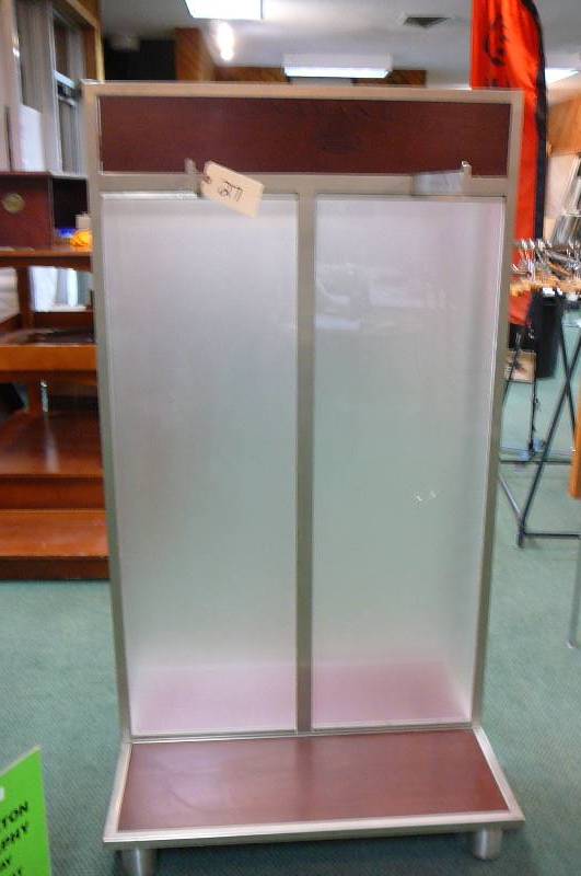 lot 8 image: Display Rac