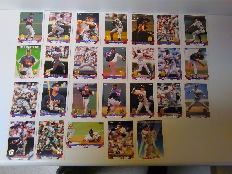 lot 580 image: 1993 Minnesota Twins Team, Topps (26 cards)
