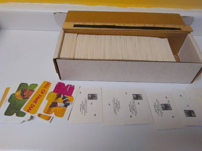 lot 585 image: DunrussLeaf Diamond King Puzzle, 12 L box of Puzzle Pieces