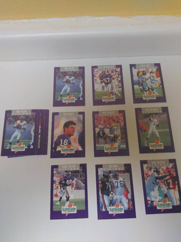 lot 605 image: 1991 Minnesota Vikings Gatorade Cards (2 partial sets 2 -10), NFL Football