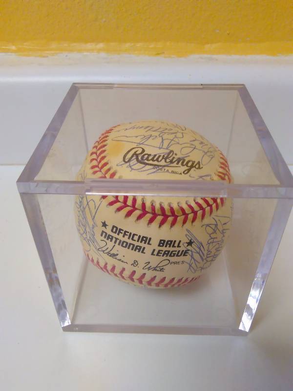 lot 622 image: 1993 NEW YORK METS TEAM SIGNED AUTOGRAPHED BASEBALL