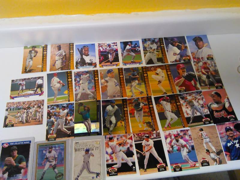 lot 686 image: 32 Variety Baseball Cards various years, players and companies Boggs, Brett, Grace, Yount