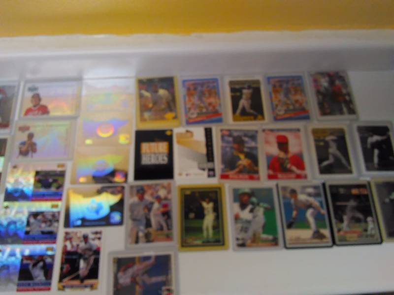 lot 687 image: 31 Variety Baseball Cards various years, players and companies Griffey (6), Winfield, Sheffield, Belle