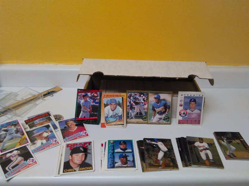 lot 690 image: Large Variety of 800 Baseball Cards 1985 Topps, 1993 O-Pee-Chee, Post, Upper Deck