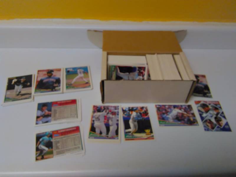 lot 692 image: Baseball Cards 1994 Topps and Topps Gold approx. 400 cards