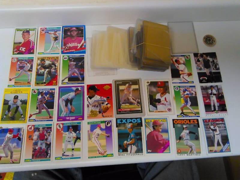 lot 693 image: Baseball Cards Variety (24 cards) and protective sleeves