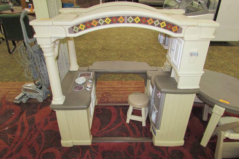 lot 1 image: Step 2 Kitchen set