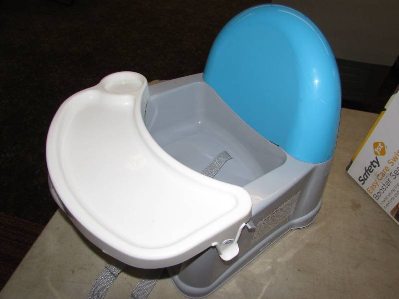 lot 4 image: Safety 1st Booster seat with swing tray, blue