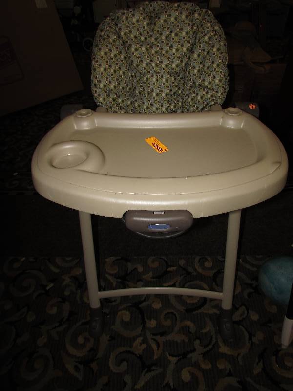 lot 16 image: Graco High Chair