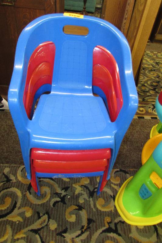 lot 18 image: 5 Childs plastic lawn chairs