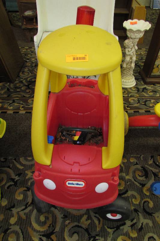 lot 20 image: Little Tikes Car