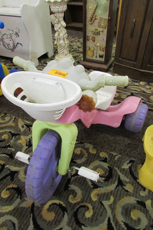 lot 25 image: Toddler big wheeled trike