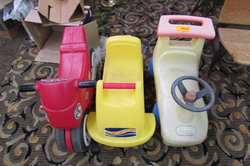 lot 28 image: 3 ride on toddler toys