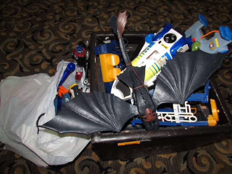 lot 32 image: Variety of toys