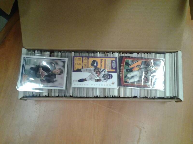 300 Football Cards Allstars, Semi-Stars, Vikings & Rookies Favre, Peterson, Moss, Montana, Rice, Various Years & Brands Exc. Cond.