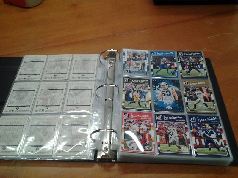 423 Football Cards All Stars, Rookies, Vikings, Peterson, Rogers, Brady, Manning, Sanders, Rice, Montana T.T. Various Brands & Years, Old & New. All Cards In Nice Cond. In Album