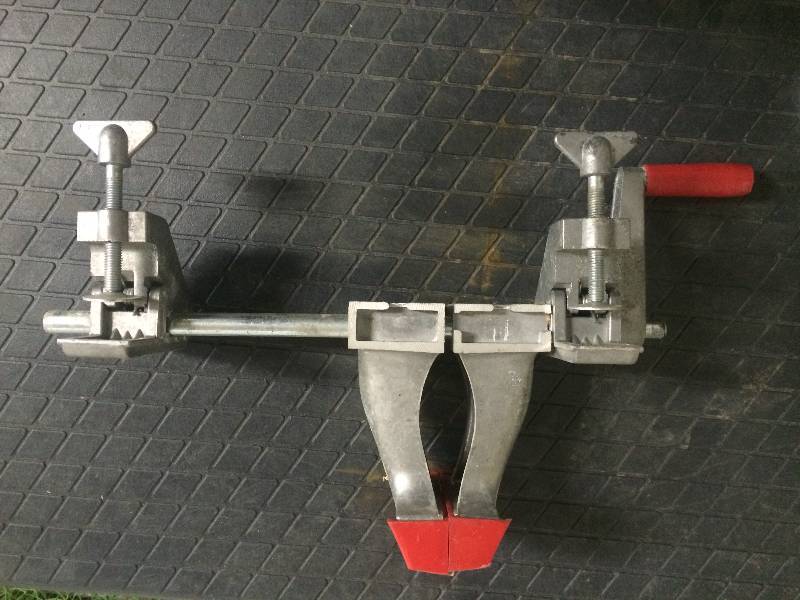 lot 73 image: Bench Vise