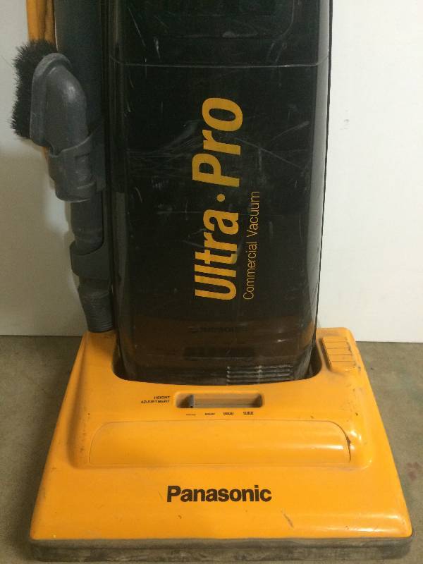lot 104 image: Commercial Vacuum