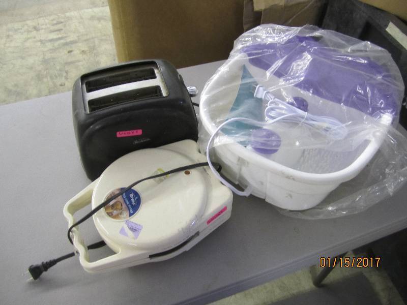 lot 3 image: Mixed Lot Foot Spa,SunbeamToaster,...
