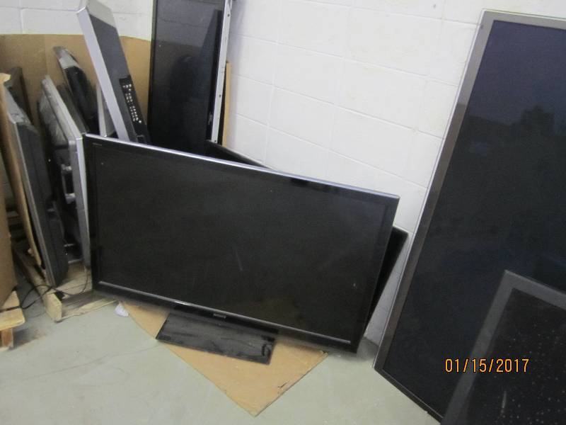 lot 36 image: Lot of Large non working Flatscreen...