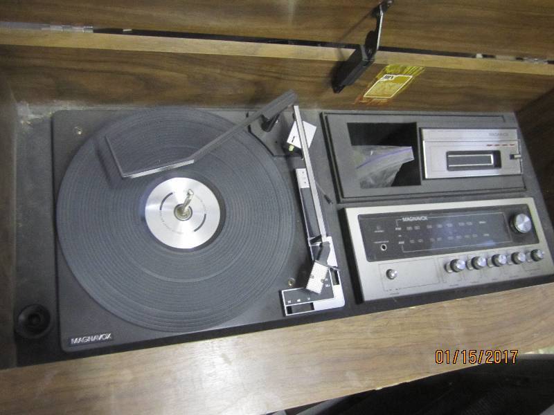 lot 41 image: Vintage Magnavox Stereo with Turnta...