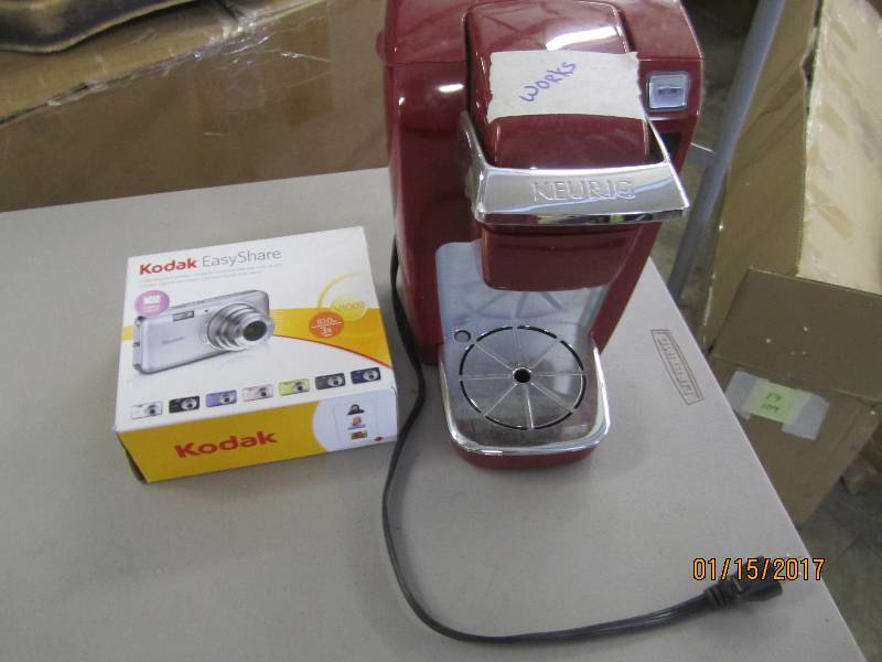 lot 43 image: Kodak Easy Share Camera, Red Keurig...