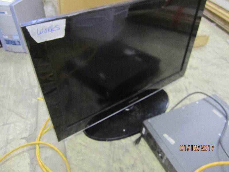 lot 57 image: Samsung 32 inch TV, tested ...