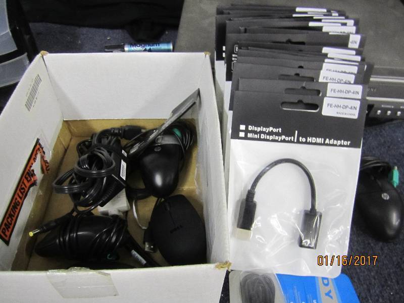 lot 92 image: Lot of 19 Display PortMiniDisplay ...