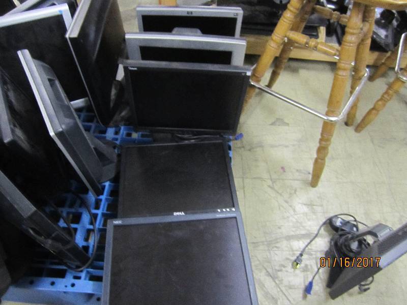 lot 106 image: Lot of 5 working monitors ...