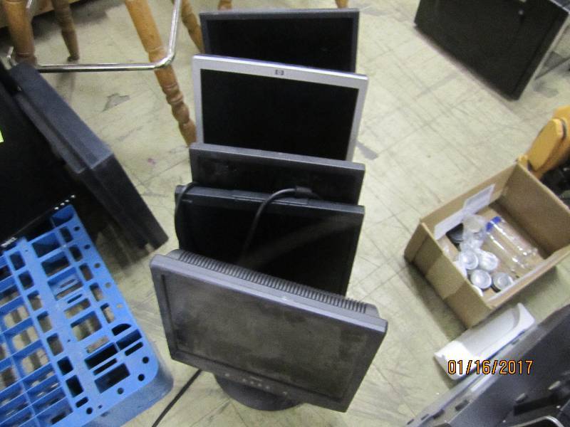 lot 107 image: Lot of 5 working monitors ...