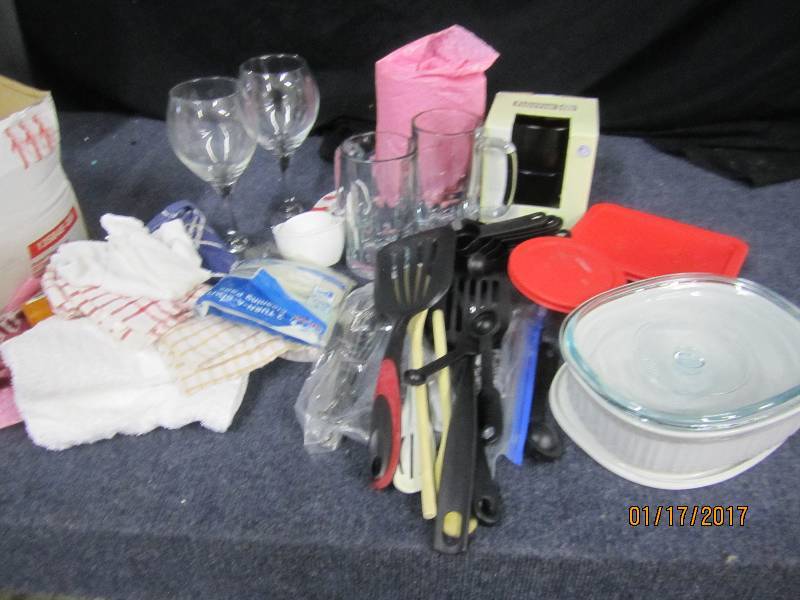 lot 117 image: Mixed Lot 2 Large Wine Goblets, 3 ...