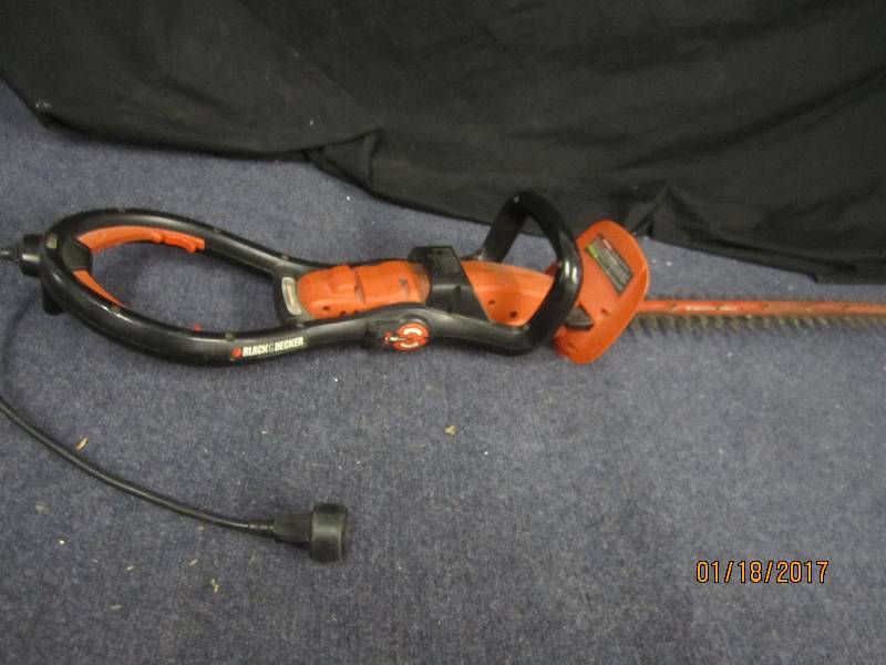 lot 174 image: Black & Decker 22 inch Electric Hed...