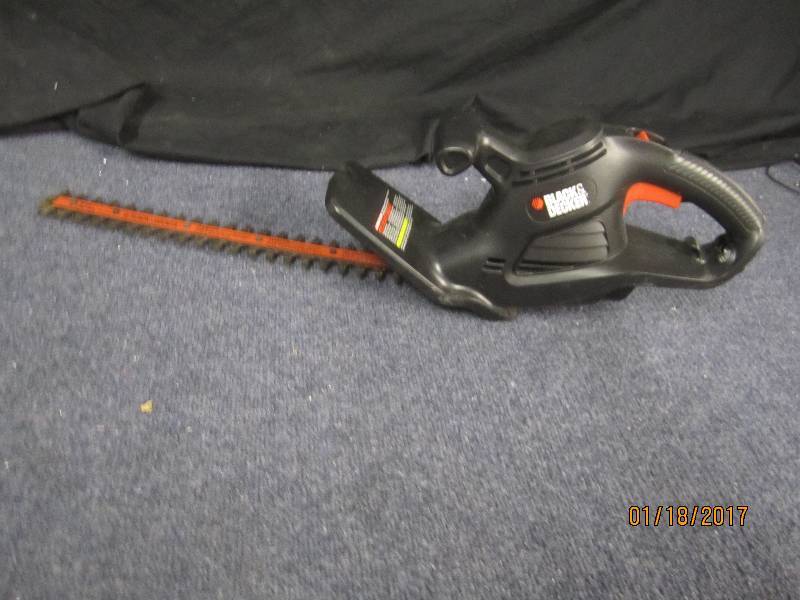 lot 175 image: Black & Decker 17 inch Electric Hed...