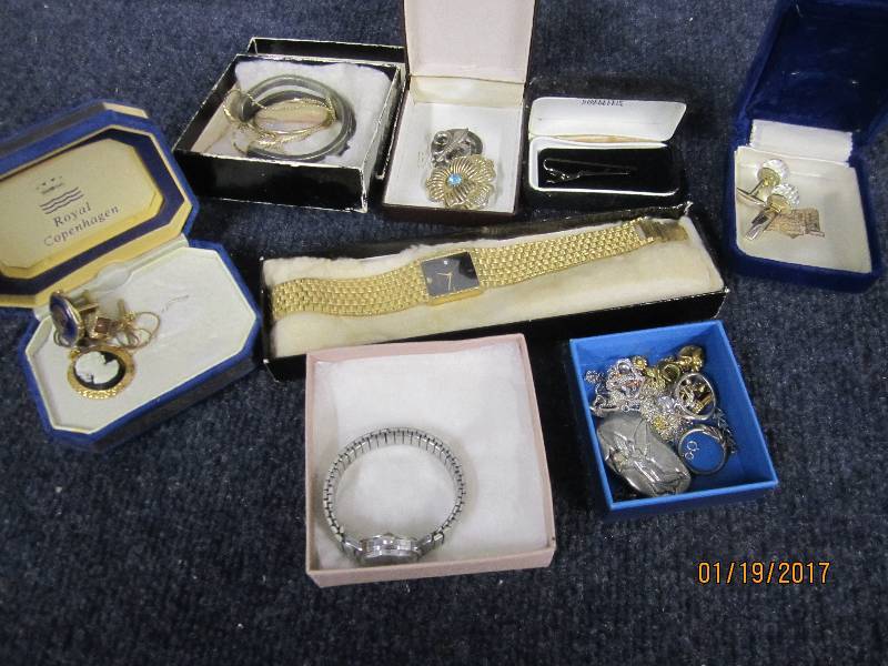 lot 188 image: Assorted Jewelry in cases...