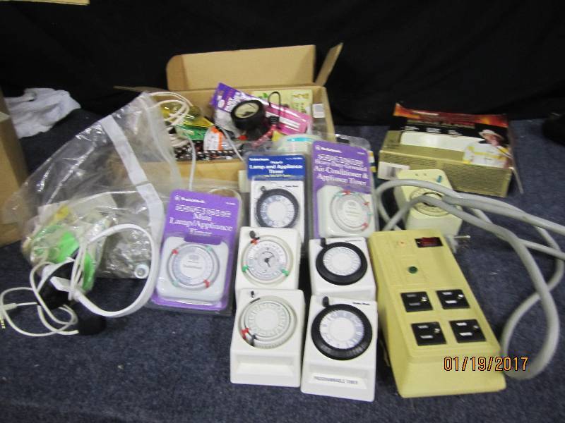 lot 192 image: 8 Timers, Smoke Alarm, Power Strip,...