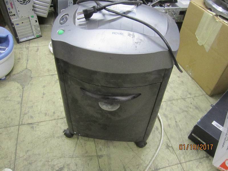 lot 204 image: Royal Confetti Cut Paper Shredder, ...