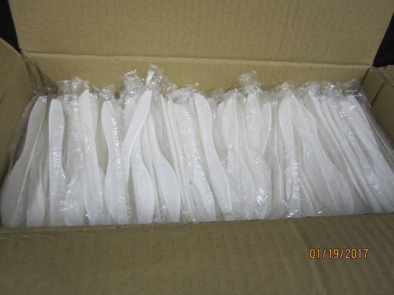 lot 207 image: Case of 1000 Solo Medium Weight Pla...