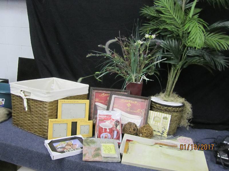 lot 224 image: Home Dcor Lot Palm tree, Wall ar...