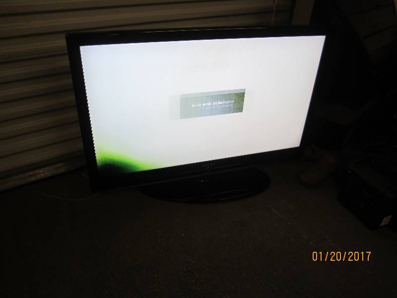 lot 242 image: Samsung 48 inch TV -powers on...