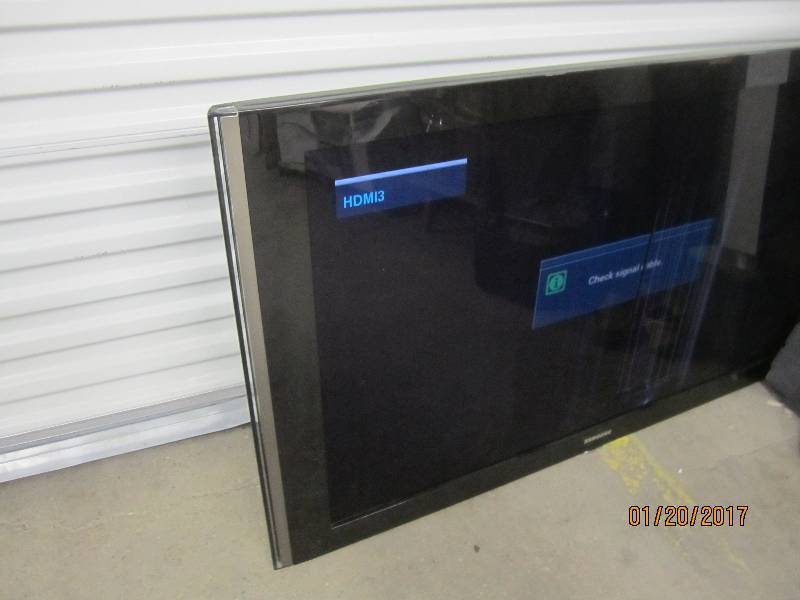 lot 248 image: Samsung 50 inch TV - powers on,  L...